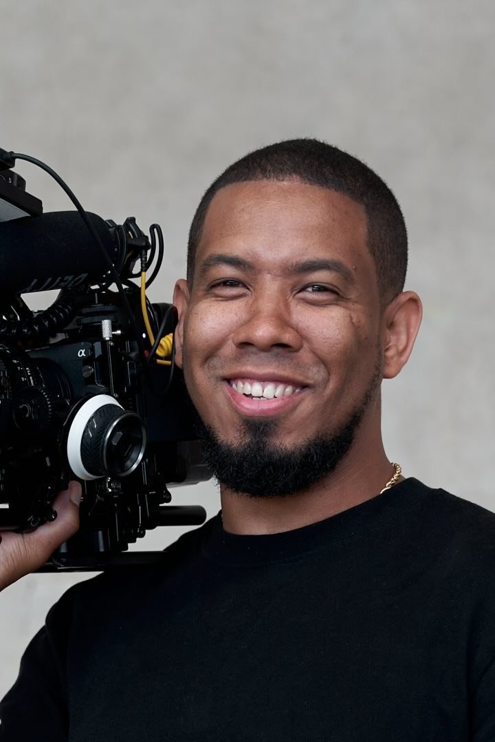 Nestor Pool, fundador de GetViralHook, con cámara de cine al hombro